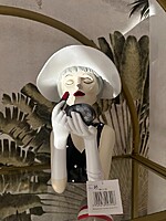 Statuetă stilată cu pălărie albă – 30cm - imagine 2
